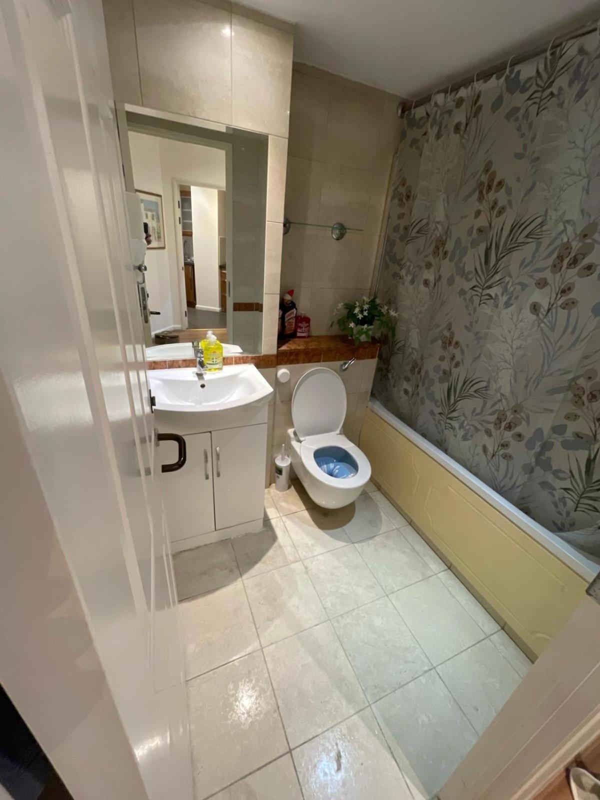 1 Bedroom With Security 24 Apartment London